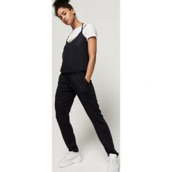 O'Neill Sand City Kombinezon Czarny. Czarne spodnie damskie O'Neill, xs, bez wzorów, z wiskozy, bez kołnierzyka, bez rękawów. Za 309,95 zł.