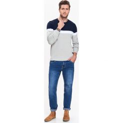 SWETER MĘSKI W MULTIKOLOROWY BLOK. Szare golfy męskie Top Secret, na jesień, m, z golfem. Za 59,99 zł.
