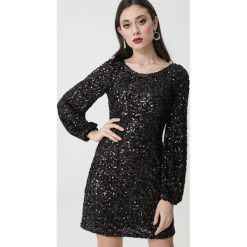 Czarna Sukienka Karson. Czarne sukienki damskie Born2be, s, bez wzorów, wizytowe, bez kołnierzyka, z długim rękawem, długie, mini, dopasowane. Za 129,99 zł.