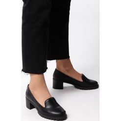 Czarne Półbuty Held Me. Czarne półbuty damskie Born2be, bez wzorów, na niskim obcasie, na obcasie, bez zapięcia. Za 59,99 zł.