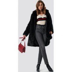 NA-KD Trend Kurtka ze sztucznego futra - Black. Białe kurtki damskie marki NA-KD Trend, z nadrukiem, z jersey, z okrągłym kołnierzem. Za 526,95 zł.
