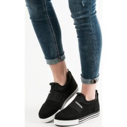 BUTY SPORTOWE FASHION. Różowe buty sportowe damskie SHELOVET, bez wzorów, bez zapięcia. Za 69,90 zł.