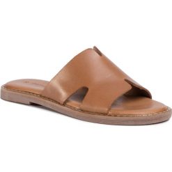 Klapki TAMARIS - 1-27135-24 Cognac 305. Pomarańczowe klapki damskie Tamaris, bez wzorów, ze skóry, bez obcasa, na obcasie. Za 169,00 zł.