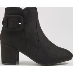 Botki z klamrą - Czarny. Czarne botki damskie Sinsay, bez obcasa, na klamry. Za 99,99 zł.