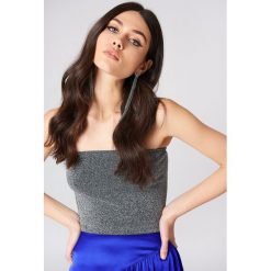 NA-KD Party Brokatowy top bandeau - Silver. Szare topy damskie marki NA-KD Party, bez wzorów, z elastanu, bez kołnierzyka. W wyprzedaży za 25,98 zł.