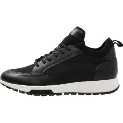 Calvin Klein KARTER Sneakersy niskie black. Czarne sneakersy męskie marki Calvin Klein, bez wzorów, ze skóry, bez zapięcia. Za 769,00 zł.