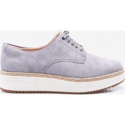 Clarks - Półbuty. Szare mokasyny damskie Clarks, bez wzorów, ze skóry, bez obcasa, na platformie, na sznurówki. W wyprzedaży za 269,90 zł.
