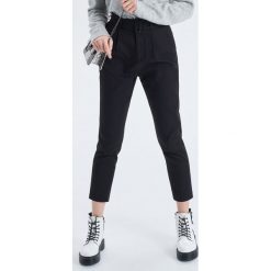 Spodnie high waist z paskiem - Czarny. Czarne spodnie damskie Cropp, z podwyższonym stanem. Za 79,99 zł.