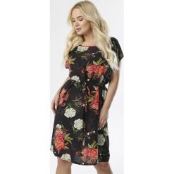 Czarna Sukienka Rairane. Czarne sukienki damskie Born2be, xl, bez wzorów, bez kołnierzyka, bez rękawów, midi. W wyprzedaży za 49,99 zł.