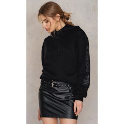 Bluzy damskie: NA-KD Bluza z kapturem Coming Soon – Black