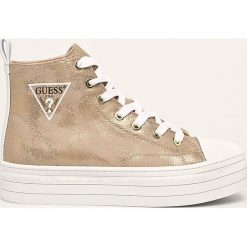 Guess Jeans - Trampki. Czarne trampki i tenisówki damskie Guess Jeans, z aplikacjami, z jeansu, na sznurówki. W wyprzedaży za 289,90 zł.