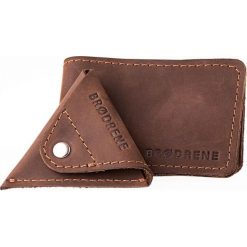 2 w 1 Portfel Slim Wallet + bilonówka BRODRENE Ciemny brąz. Brązowe portfele męskie marki Brødrene, ze skóry. Za 129,00 zł.