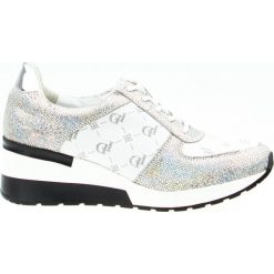 Sneakersy z napisami skórzane białe J. Wolski. Białe sneakersy damskie J. Wolski. W wyprzedaży za 289,00 zł.