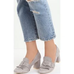 Szare Czółenka Merrick. Szare buty ślubne damskie Born2be, w paski, ze skóry, z okrągłym noskiem, na słupku. Za 59,99 zł.