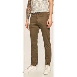 Wrangler - Spodnie. Zielone spodnie męskie Wrangler, na co dzień, bez wzorów, z elastanu. W wyprzedaży za 289,90 zł.
