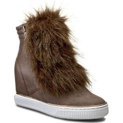 Botki GUESS - Fanny FLFAN4 FUR10 BROWN. Brązowe buty zimowe damskie Guess, z materiału, na obcasie. W wyprzedaży za 449,00 zł.