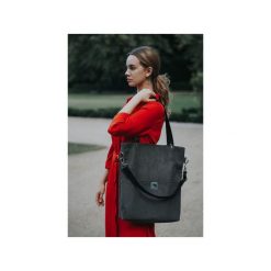 Duża szara zamszowa torba. Szare torebki klasyczne damskie Karolina audycka, w paski, z tkaniny, klasyczne, na ramię, duże, zamszowe, z haftem. Za 245,00 zł.