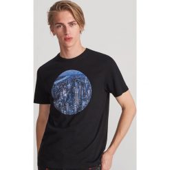 T-shirt z fotograficznym nadrukiem - Czarny. Czarne t-shirty męskie Reserved, s, z nadrukiem, bez kołnierzyka. Za 39,99 zł.
