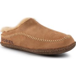 Kapcie SOREL - Falcon Ridge II NM3462 Camel Brown/Curry 224. Pomarańczowe klapki męskie Sorel, z wełny, bez zapięcia. W wyprzedaży za 209,00 zł.