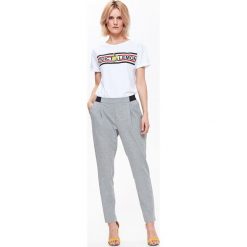 T-SHIRT KRÓTKI RĘKAW DAMSKI, Z NADRUKIEM. Szare t-shirty damskie marki Top Secret, z nadrukiem. Za 29,99 zł.