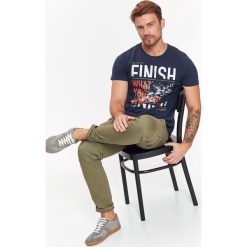 T-SHIRT MĘSKI Z NADRUKIEM. Szare t-shirty męskie z nadrukiem Top Secret, na jesień, m, z bawełny. Za 19,99 zł.