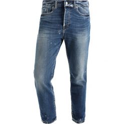 Jeansy męskie: Mennace CROP DARA PAINT SPLAT Jeansy Relaxed Fit blue