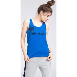 Top damski TSD004 - niebieski. Niebieskie topy damskie 4f, bez wzorów, z bawełny, bez kołnierzyka. W wyprzedaży za 19,99 zł.