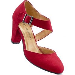 Czółenka z paskiem bonprix czerwony. Czerwone buty ślubne damskie marki bonprix, ze skóry, na obcasie. Za 79,99 zł.