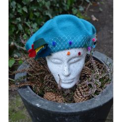Turkusowy beret. Niebieskie czapki damskie Pakamera, z aplikacjami, z wełny. Za 150,00 zł.