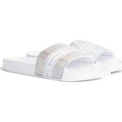 TOMMY HILFIGER GLITTER POOL SLIDE > FW0FW04811-YBS. Klapki damskie TOMMY HILFIGER, bez wzorów, z gumy, bez obcasa. W wyprzedaży za 159,99 zł.