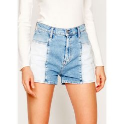 Szorty jeansowe Calvin Klein Jeans High Rise Two-Tone Denim J20J213342. Niebieskie szorty damskie Calvin Klein Jeans, bez wzorów, z elastanu. Za 349,00 zł.