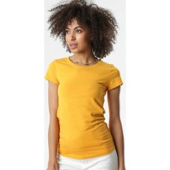 Żółty T-shirt Gathanthei. Żółte bluzki damskie Born2be, s, bez wzorów, z dzianiny, klasyczne, z okrągłym kołnierzem, z krótkim rękawem. Za 29,99 zł.