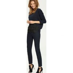 SWETER DŁUGI RĘKAW DAMSKI LUŹNY. Niebieskie swetry klasyczne damskie marki Top Secret, z haftami, z dzianiny. W wyprzedaży za 59,99 zł.