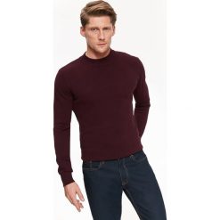 SWETER PÓŁGOLF O GŁADKIEJ STRUKTURZE. Czerwone golfy męskie marki Top Secret, na zimę, s, z dzianiny, z golfem. W wyprzedaży za 29,99 zł.