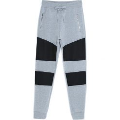 Szare Spodnie Dresowe Rush. Czarne spodnie dresowe męskie marki Born2be, m, z nadrukiem, z dresówki, z kapturem. Za 34,99 zł.