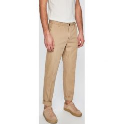 Tommy Hilfiger Tailored - Spodnie. Brązowe spodnie męskie Tommy Hilfiger Tailored, bez wzorów, z bawełny, eleganckie. W wyprzedaży za 299,90 zł.