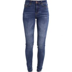 Pieces PCFIVE DELLY Jeansy Slim Fit dark blue denim. Niebieskie rurki damskie Pieces. Za 199,00 zł.
