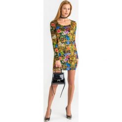 SUKIENKA VERSACE JEANS COUTURE. Żółte sukienki damskie Versace Jeans Couture, na imprezę, z aplikacjami, z jeansu, z okrągłym kołnierzem, bez rękawów, mini. Za 1029,00 zł.