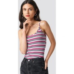 NA-KD Trend Top na ramiączkach w paski - Purple,Multicolor. Fioletowe topy damskie marki NA-KD Trend, w paski, z dzianiny, bez kołnierzyka. W wyprzedaży za 40,47 zł.