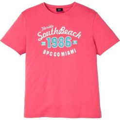 T-shirt z nadrukiem bonprix malinowy z nadrukiem. Czerwone t-shirty męskie bonprix, xxl, z nadrukiem, z okrągłym kołnierzem. Za 32,99 zł.