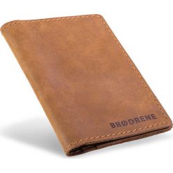 Skórzany cienki portfel slim wallet BRODRENE SW01 jasnobrązowy - j. brązowy. Pomarańczowe portfele męskie Brødrene, bez wzorów, ze skóry. Za 79,99 zł.