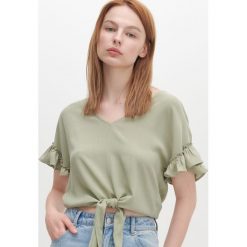 Bluzka z wiązaniem - Zielony. Zielone bluzki damskie Reserved, bez wzorów, bez kołnierzyka, bez rękawów. Za 59,99 zł.