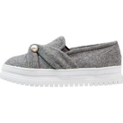 Lost Ink NALA BAR SLIP ON PLIMSOLL Półbuty wsuwane grey. Szare półbuty damskie marki Lost Ink, z tworzywa sztucznego. W wyprzedaży za 146,30 zł.