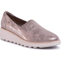 Półbuty CLARKS - Sharon Dolly 261474804 Pewter. Pomarańczowe półbuty damskie Clarks, bez wzorów, ze skóry ekologicznej, bez obcasa, na koturnie, bez zapięcia. W wyprzedaży za 269,00 zł.
