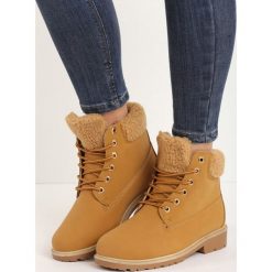 Camelowe Traperki Stitches. Brązowe buty zimowe damskie marki Born2be, z okrągłym noskiem, na niskim obcasie. Za 49,99 zł.