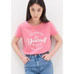 T-shirt z nadrukiem - Różowy. Różowe t-shirty damskie House, s, z nadrukiem, bez kołnierzyka. Za 19,99 zł.