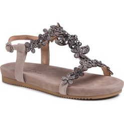 Sandały ALMA EN PENA - V20839 Suede taupe. Brązowe klapki damskie Alma en Pena, z aplikacjami, z tworzywa sztucznego, bez obcasa. Za 439,00 zł.