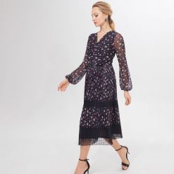 Plisowana sukienka w kwiaty - Niebieski. Niebieskie sukienki damskie Mohito, s, w kwiaty. Za 179,99 zł.