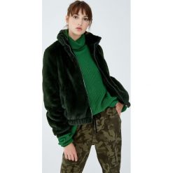 Kurtka ze sztucznego futerka z kominowym kołnierzem. Zielone kurtki damskie Pull&Bear, bez wzorów, bez kaptura. Za 139,00 zł.