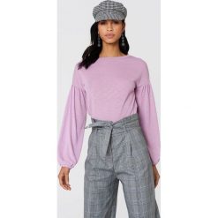 NA-KD Boho Sweter z bufiastym rękawem - Purple. Fioletowe bez kategorii marki NA-KD Boho, z okrągłym kołnierzem. W wyprzedaży za 32,38 zł.